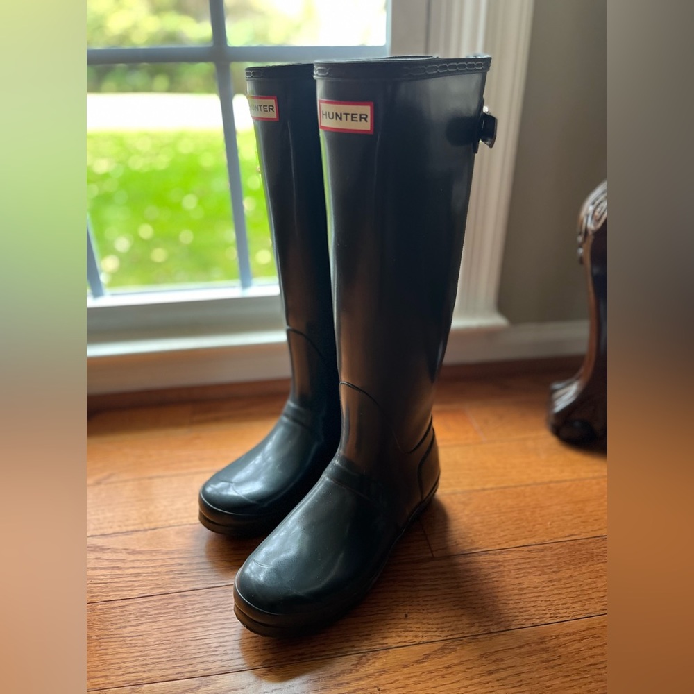 Hunter gloss grey rain boot size 8. Worn 3 times!
